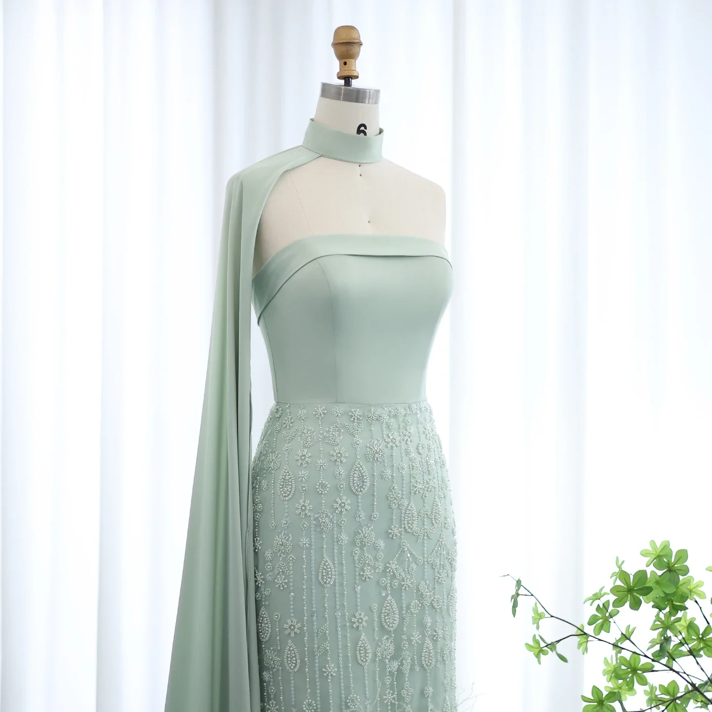 Sharon Said Arabisches Salbeigrünes Luxus-Federkleid mit Schal-Cape, trägerlos, Dubai, Damen, Hochzeitsfeier, SS014, maßgeschneidert – Detail 8