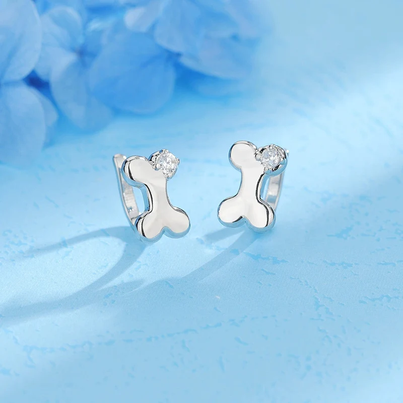 

Мини-зажим для ушей из собачьей кости без отверстия для ушей, модные индивидуальные креативные серьги, новинка 2025 года, зажим для ушей с цирконием, 2 шт., KOFSAC