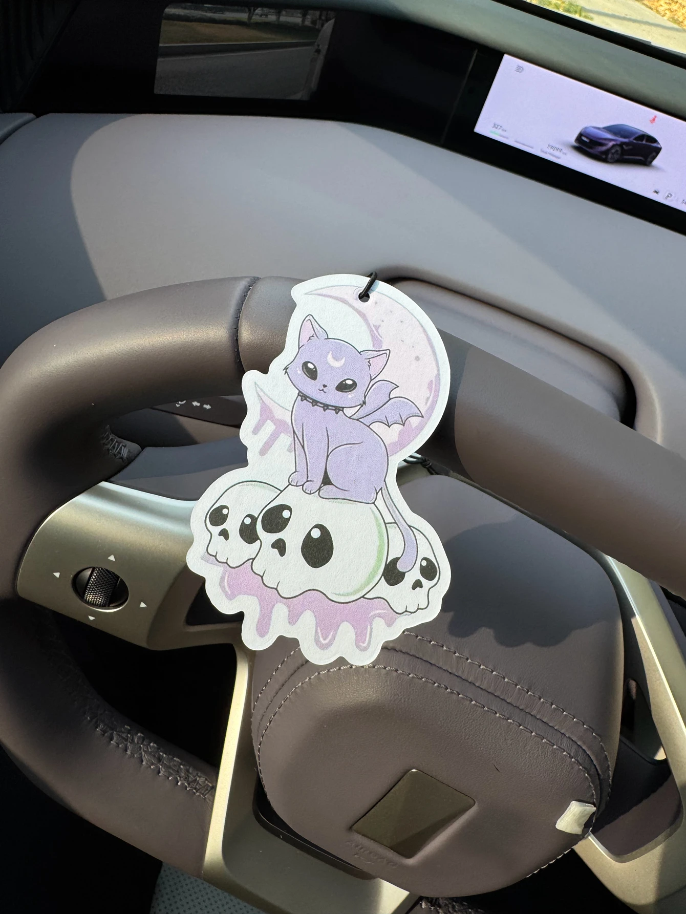 

Ароматизатор для автомобиля в стиле аниме Kawaii «Дымчатый жук» с ароматом Hilton (аромат отеля) | Крепление для зеркала заднего вида и универсальный зажим для вентиляционного отверстия | Ароматерапевтические таблетки из натуральных материалов | Долговечн