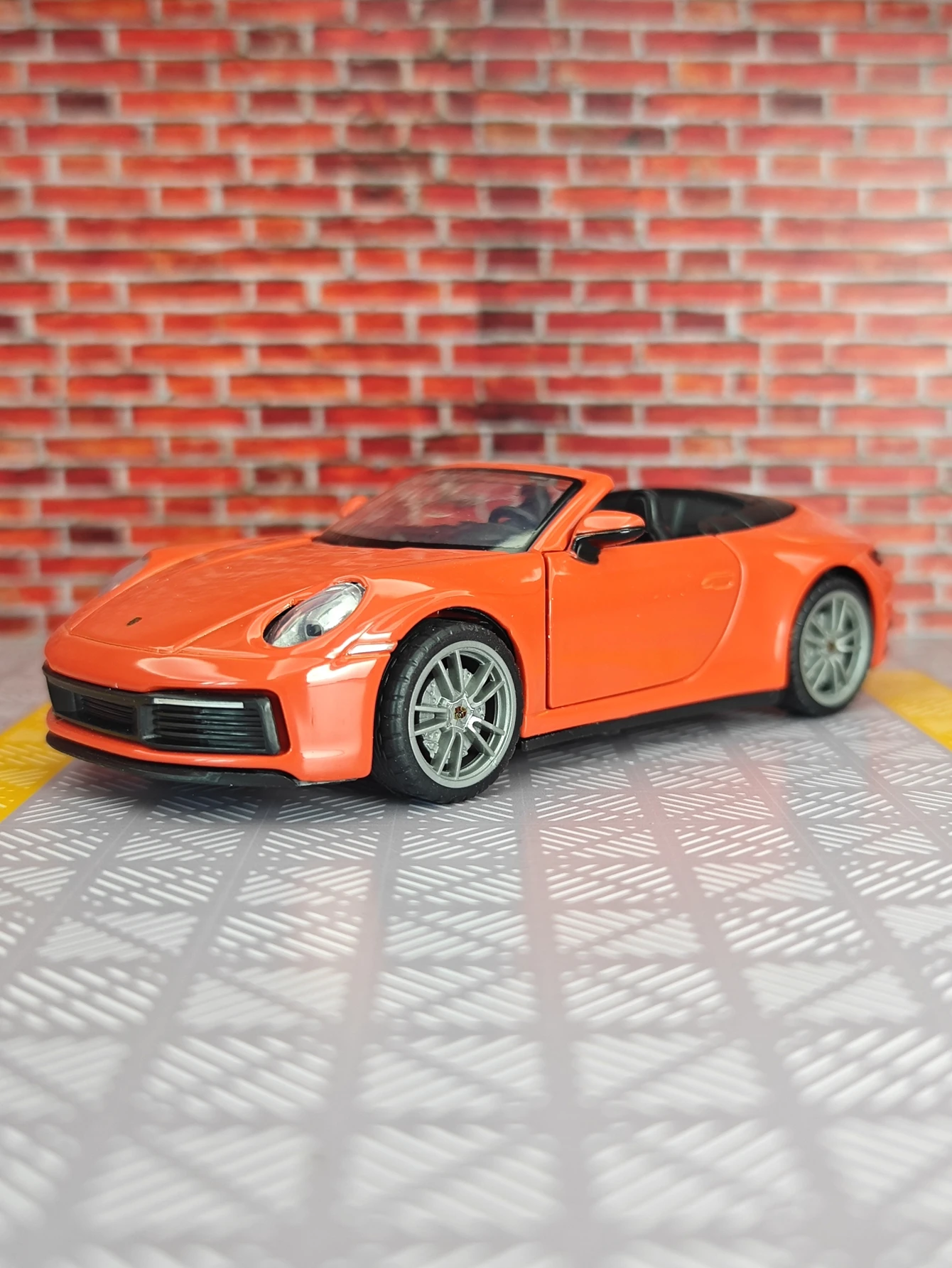 

Модель спортивного автомобиля Porsche Carrera из сплава, масштаб 1:32, двери с обеих сторон открываются, детализированная отделка, высокое качество изготовления.