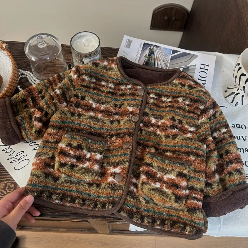 

Корейская детская одежда, новинка 2025 года, зимняя куртка из жаккардовой шерсти для девочек, детская куртка-свитер с цветными блоками и плюшами