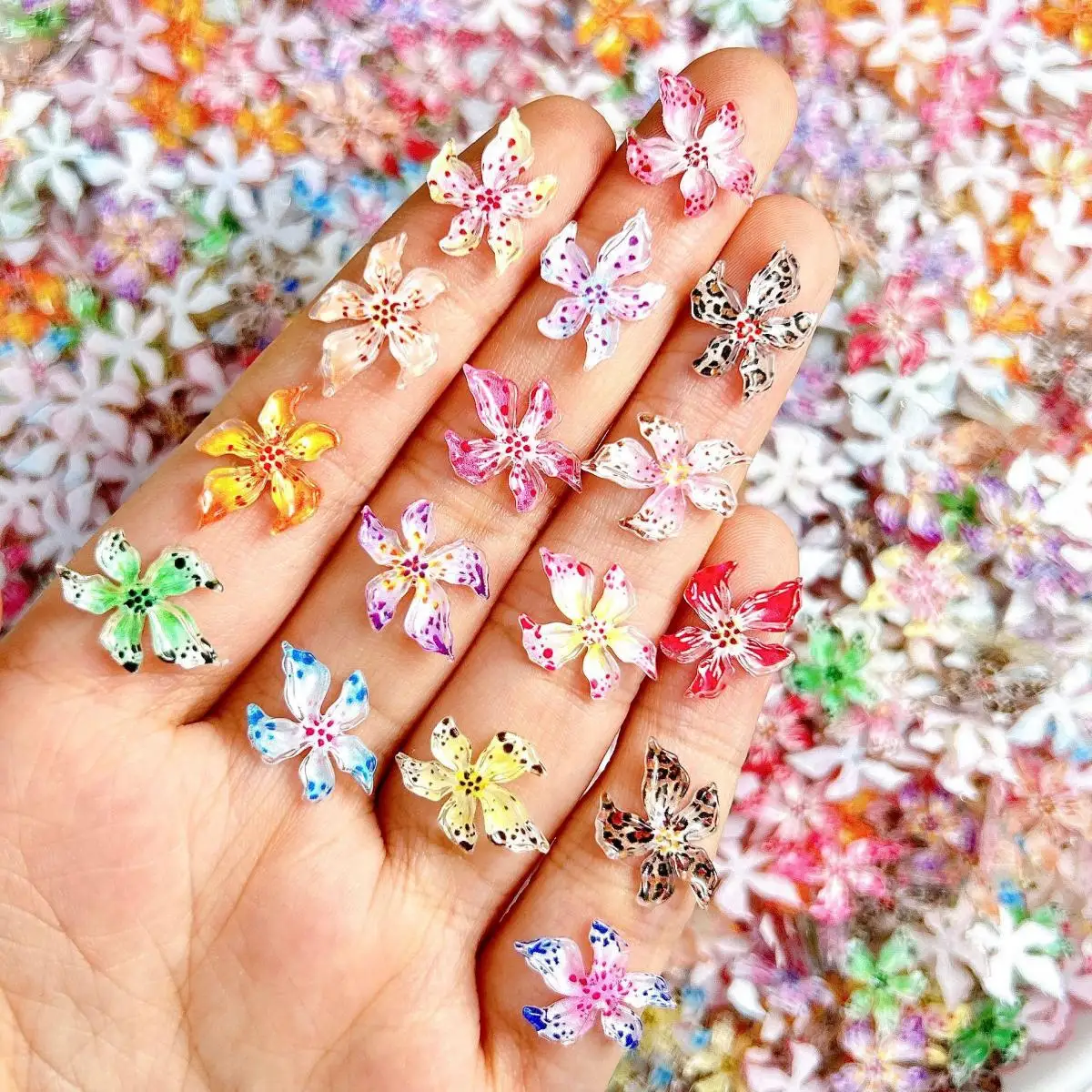 Mieszane 3D żywica gradientowa kolorowa przezroczysta lilia zdobienie paznokci dekoracje dziwaczny styl cętkowany kwiat zawieszki do paznokci do Manicure DIY