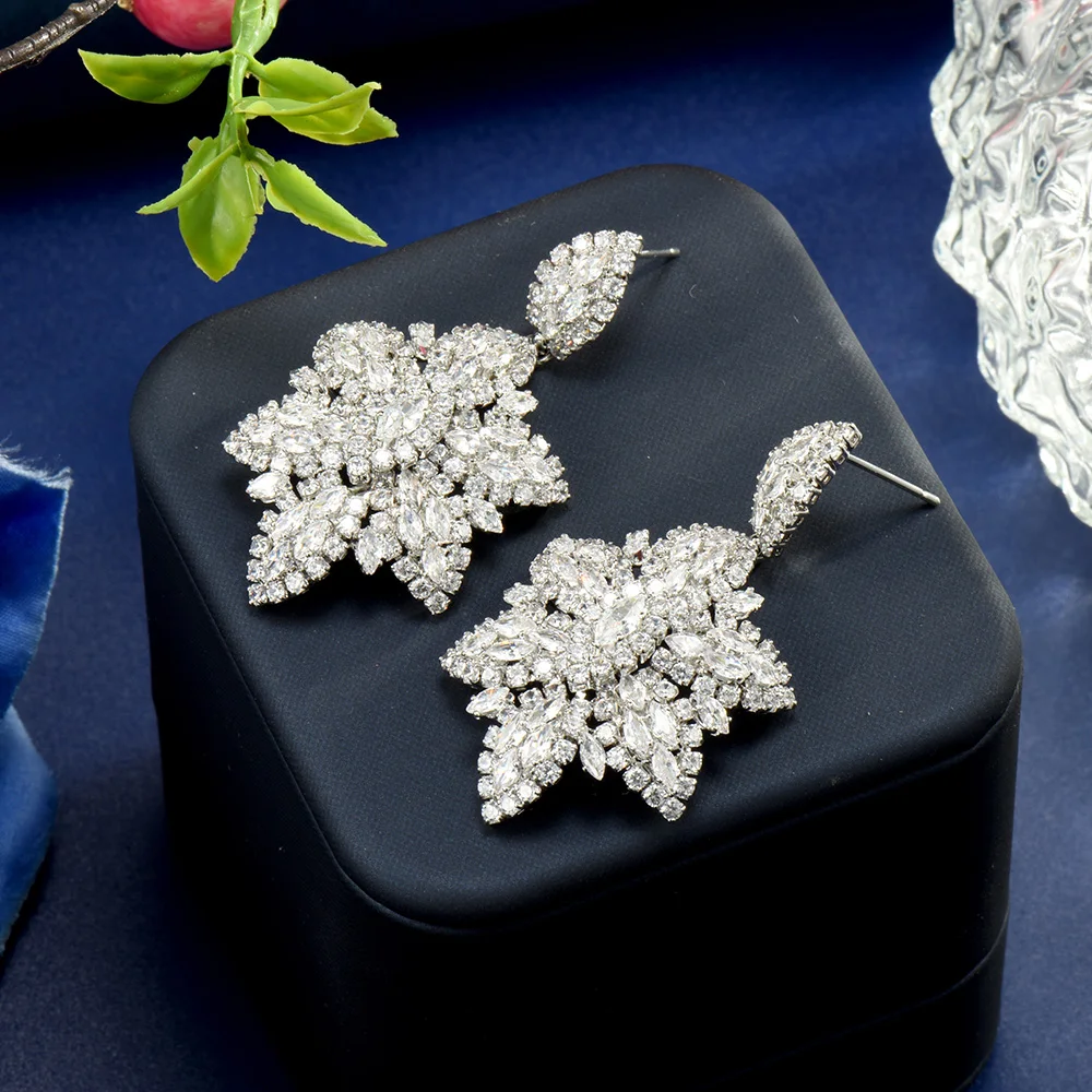 

HIBRIDE 2025 New Gorgeous Creative Twinkling Snowflake Earrings Ladies Cubic Zirconia Party Accessories Wedding Jewellery E30