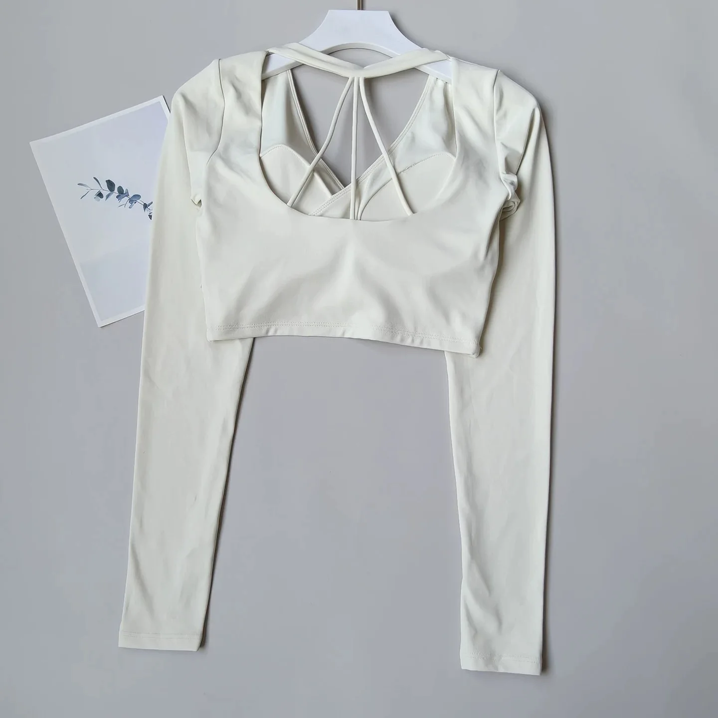 Kurzes Langarm-Yoga-Fitness-Outfit für Damen mit Brustpolstern für Yoga, Pilates und Workout – Detail 8