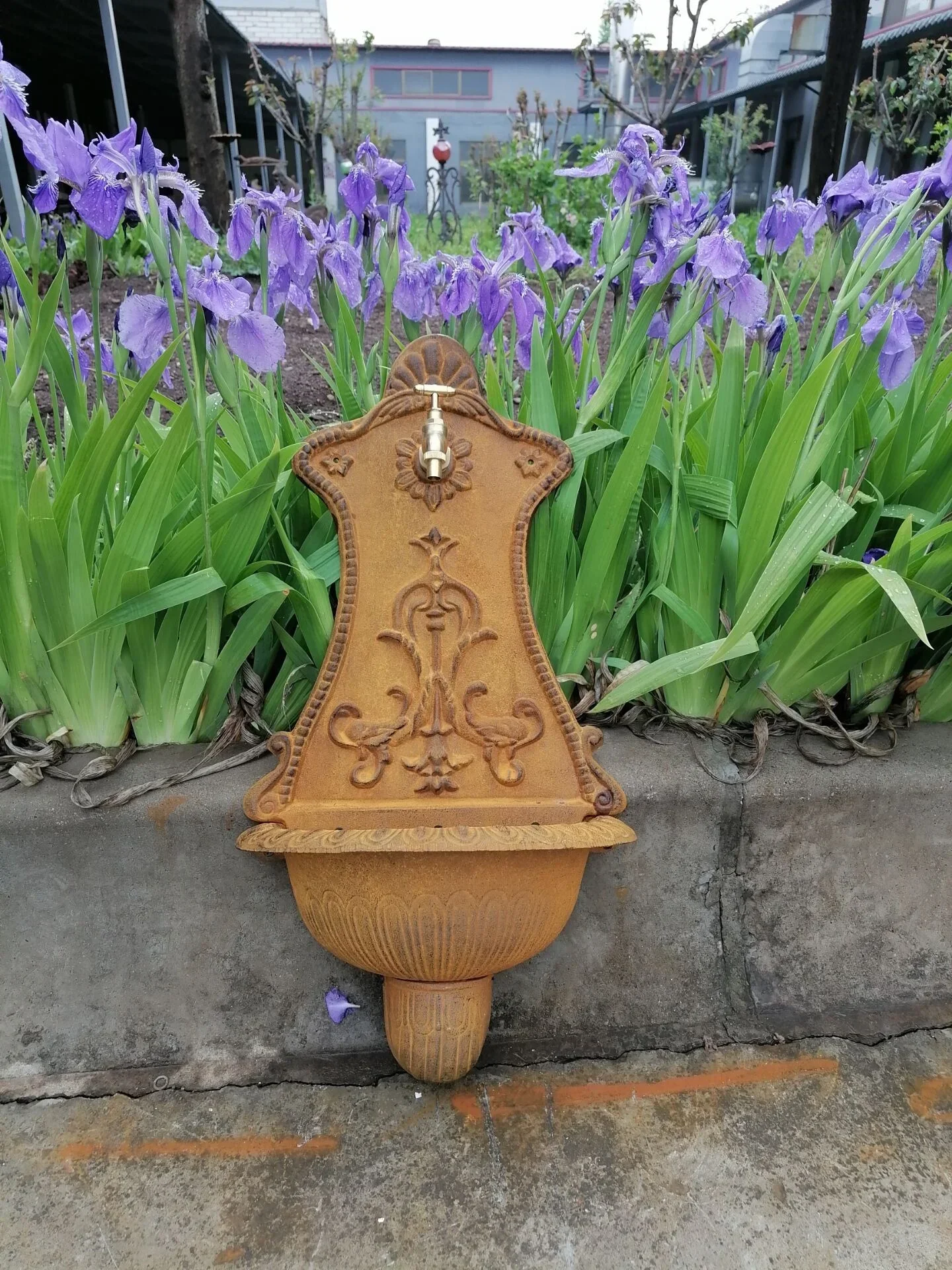 Outdoor Garden Cast Iron Sink Reservoir Faucet Decoration Garden Grocery Ornaments