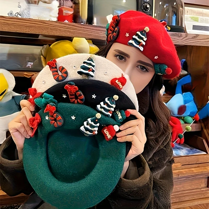หมวกเบเรต์คริสต์มาสสีแดงสำหรับสุภาพสตรีพร้อมการตกแต่งต้นคริสต์มาสแบบ 3 มิติ - ปิดด้วยเชือกยางยืด น้ำหนักเบา