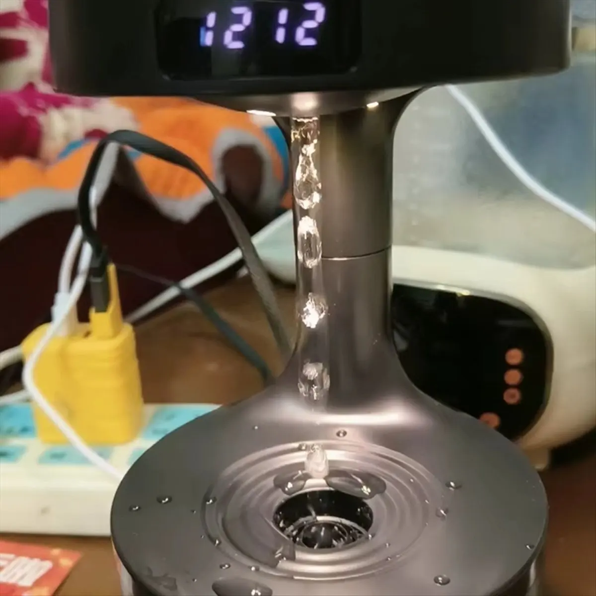 

Антиувлажнитель со светодиодным дисплеем часов, увлажнитель с плавающей каплями воды - для домашнего декора