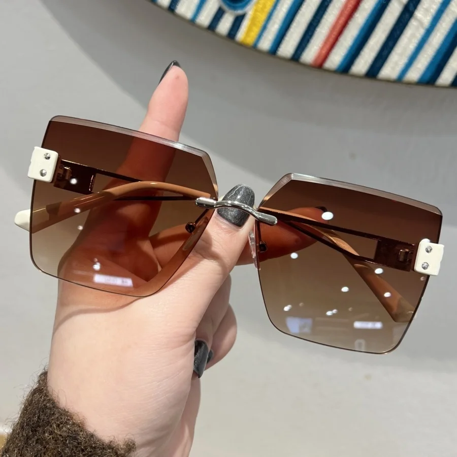 2025 Nuevas gafas de moda para mujer con monturas de metal, aspecto de alta gama, acabado mate, ultraligeras, color negro, estilo callejero, t