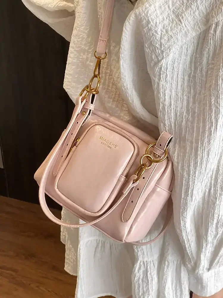 حقيبة كروس متعددة الاستخدامات بتصميم عصري جديد للنساء لربيع وصيف نمط غير رسمي تحت الإبط حقيبة صغيرة مربعة من جلد البولي يوريثان متينة باللون الأسود