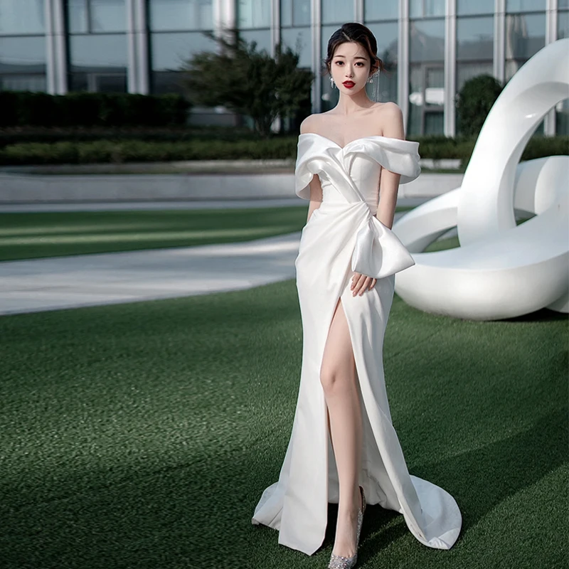 

Шелковое атласное свадебное платье на одно плечо, простое и элегантное, в лесном стиле, с небольшим шлейфом, для встреч с гостями и прогулок.