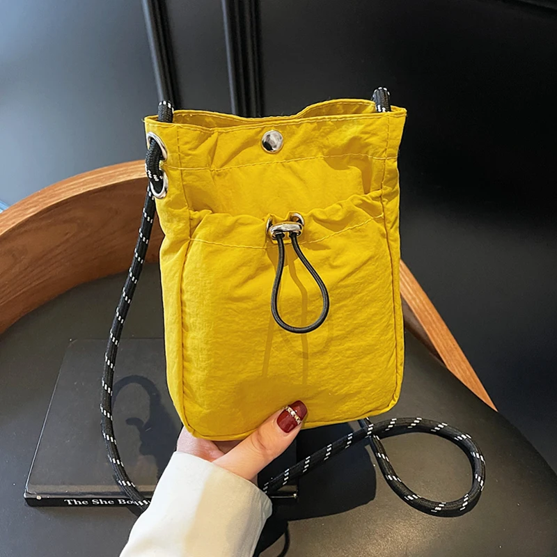 Kleine Umhängetasche mit Kordelzug für Damen, leichte Mini-Handytasche, lässige Umhängetasche, geeignet für den täglichen Pendelverkehr und zum Einkaufen