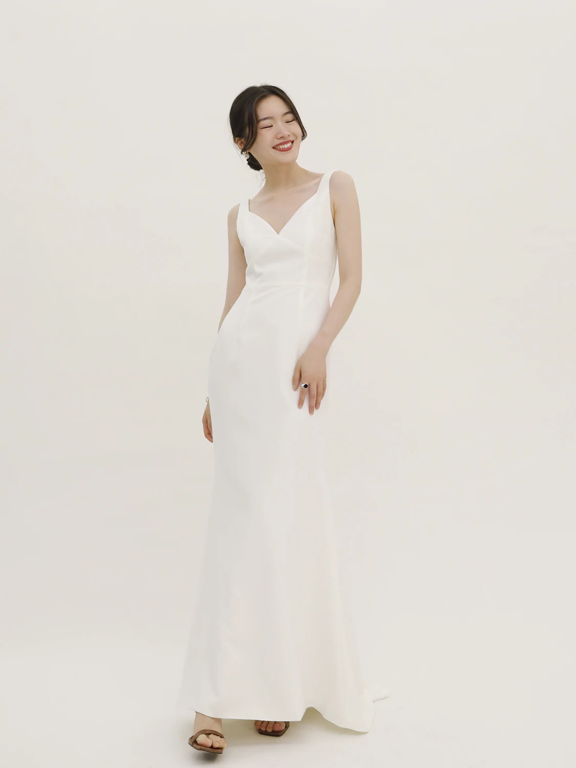 

Simple Elegant Korea Style V Neck Sleeveless Soft Satin Sweep Train Backless Wedding Dress Gown Bridal Dress