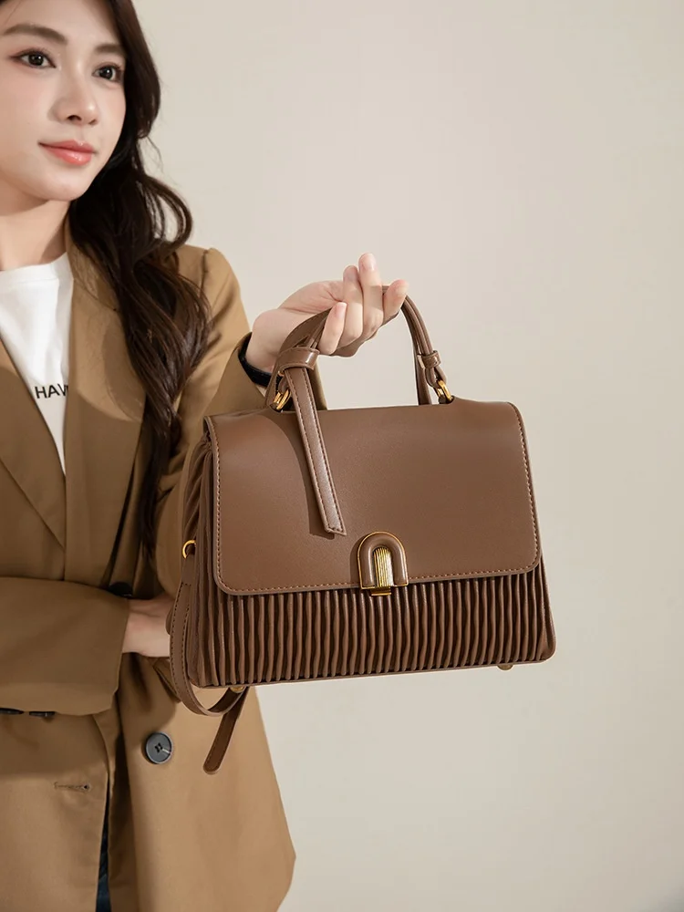 Tas Tangan Dekorasi Gesper Logam Kulit Pu Solid 2025 Tas Bahu Serbaguna Desain Berlipat Bergaya Tas Selempang Kasual Lembut Wanita