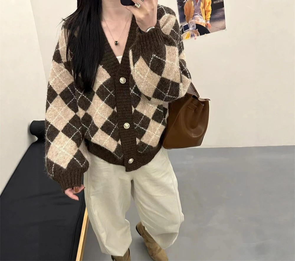 Color Blocking Diamond Grid V-neck Sweater Jacket for Women's Autumn and Winter New Style Retro Loose Knit Cardigan Top