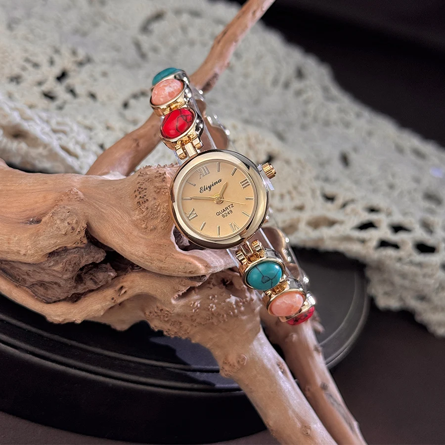 ساعة كوارتز نسائية بأحجار كريمة ملونة وسوار من سبائك الليثيوم وملمس بيضاوي وعلامة يدوية على طراز كورت فرنسي عتيق