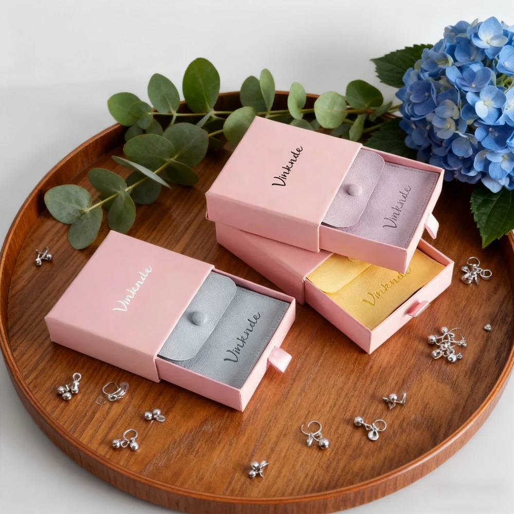 

9x9x2,5 см бумажный розовый ящик, картонный футляр для упаковки ювелирных изделий внутри 8x8 см, подарочный пакет из микрофибры с кнопками, маленький замшевый мешочек