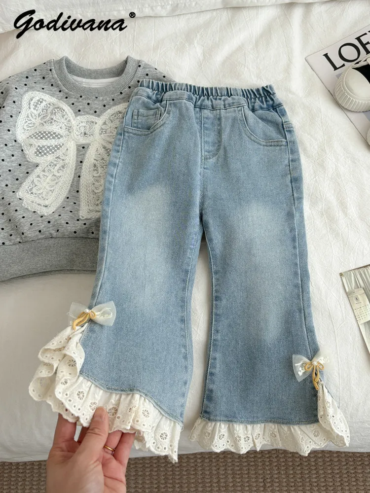 

Детские джинсы-клеш для девочек, новинка весна-осень 2026, модные корейские джинсы с кружевной отделкой, эластичным поясом и милым бантом