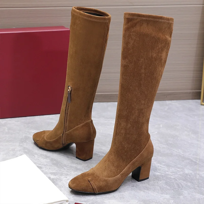 

Высококачественные женские длинные сапоги из воловьей кожи, новый стиль 2025 года, длинные сапоги на среднем каблуке с пряжкой-цепочкой. Элегантная и удобная обувь 25110303.