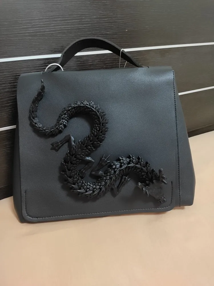 Maßgeschneiderter handgefertigter DIY-Doppelschulterrucksack aus echtem Leder mit 3D-Drachenkönig und schwarzer Königsschlangen-Schulter-Handrucksack – Detail 7