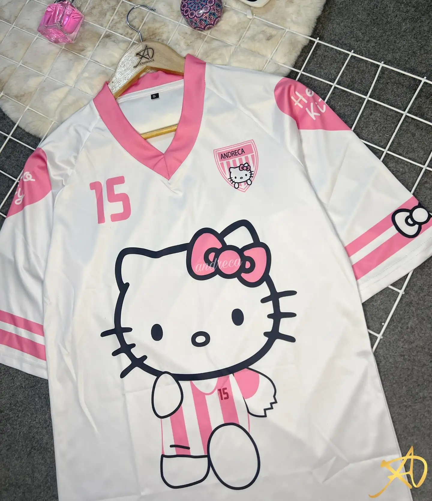 

MINISO Sanrio Hello Kitty Tshirt Cartoon Sportswear Womens Men V-neck Loose Casual Lightweight Breathable Women Streetwear Top