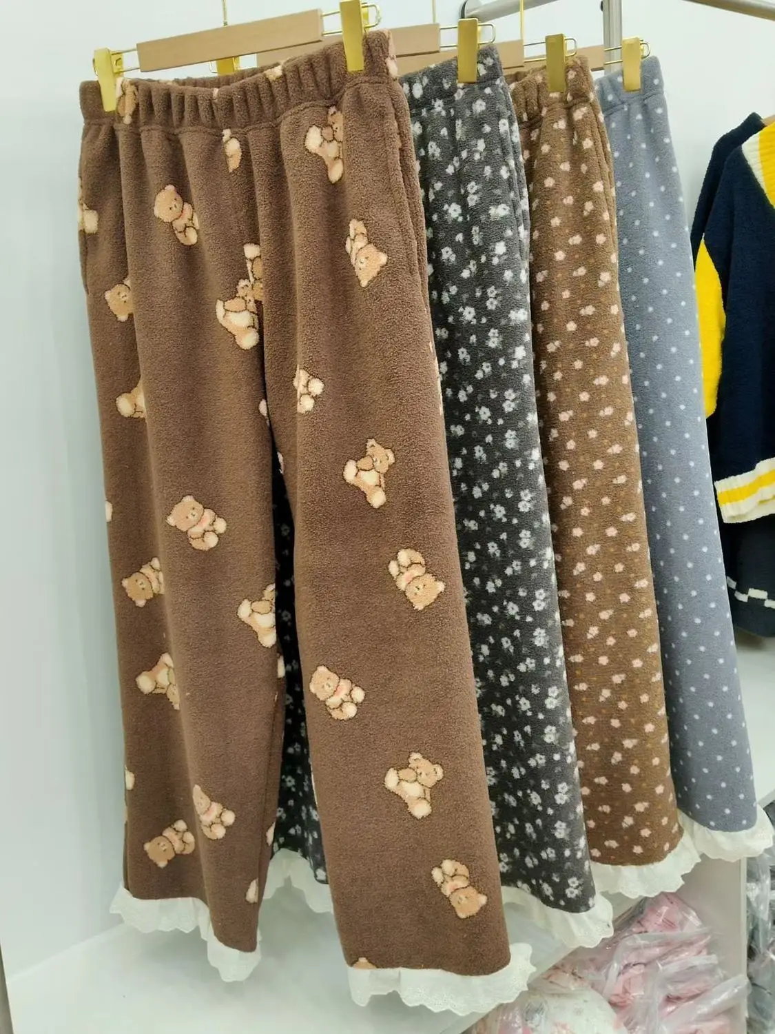 

Мягкие женские флисовые брюки для дома и отдыха, утепленные, с эластичным поясом, с цветочным принтом, свободного кроя, повседневные, для дома и улицы