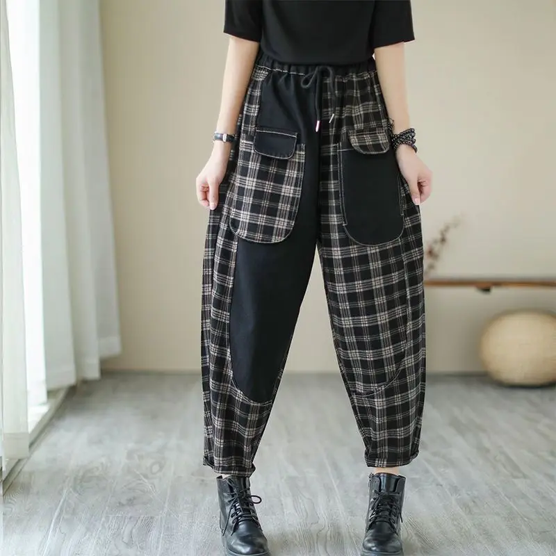 กางเกงฮาเร็มทรงหลวมพร้อมลายสก็อตและกระเป๋าขนาดใหญ่สำหรับสวมใส่ลำลองในฤดูใบไม้ผลิและฤดูใบไม้ร่วง