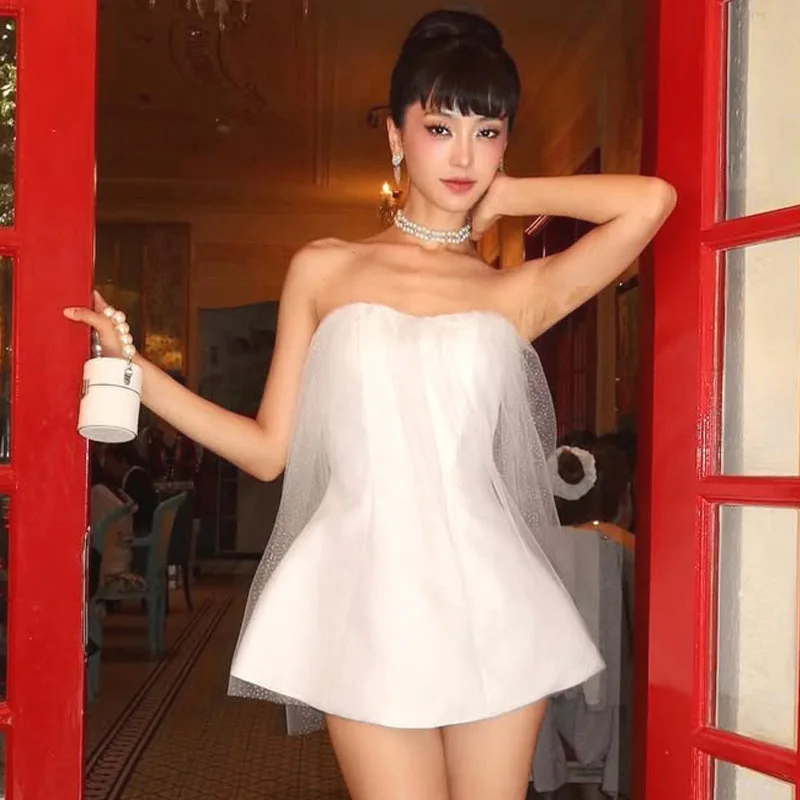 유럽과 미국 여성의 끈이 없고 섹시하고 패셔너블한 몸매를 감싸는 메쉬 튤 드레스, 여성용 등이 없는 드레스