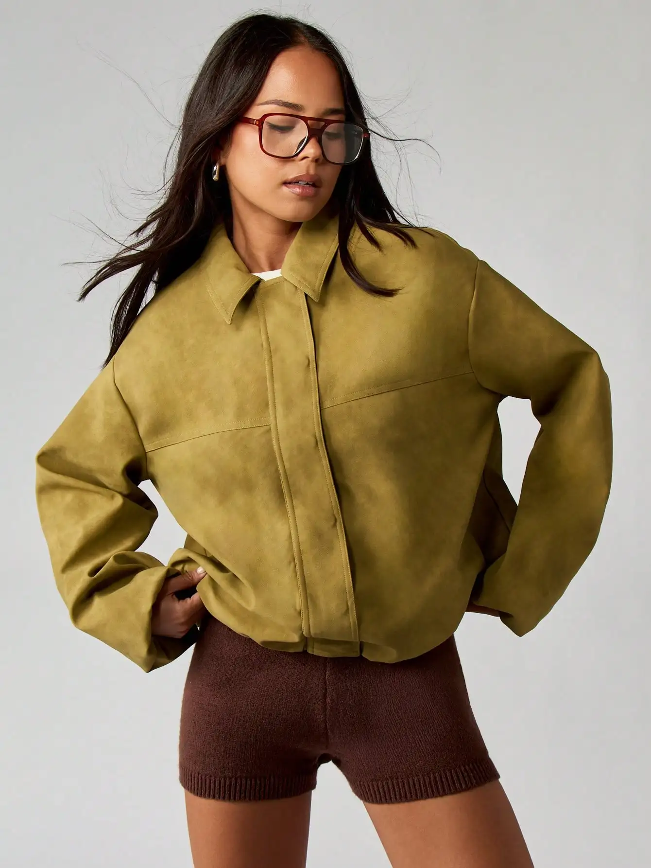 

Женская замшевая куртка-бомбер оверсайз с заниженной линией плеч, на молнии, повседневная, осенне-зимняя верхняя одежда