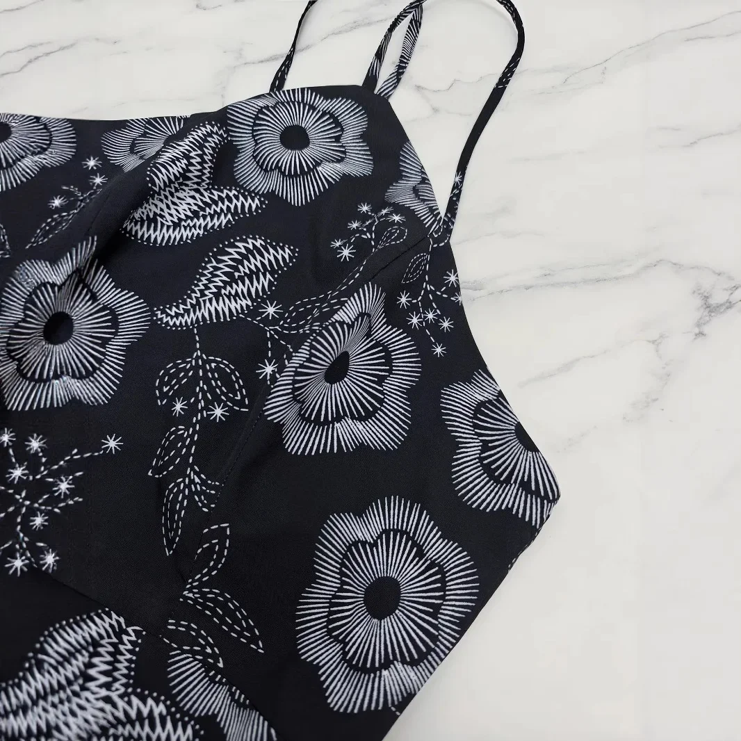 Ein elegantes, schulterfreies Neckholder-Kleid mit Urlaubsdruck für europäische und amerikanische Damen