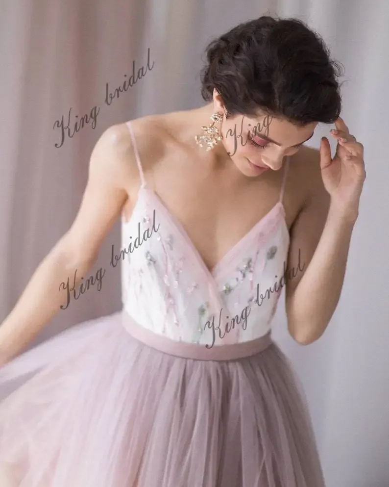 Gaun Pengantin Non-tradisional Gaun Pengantin Perona Pucat dengan Bunga Berwarna Gaun Pengantin Tulle Berlapis Punggung Halter Manik-manik Kerah V