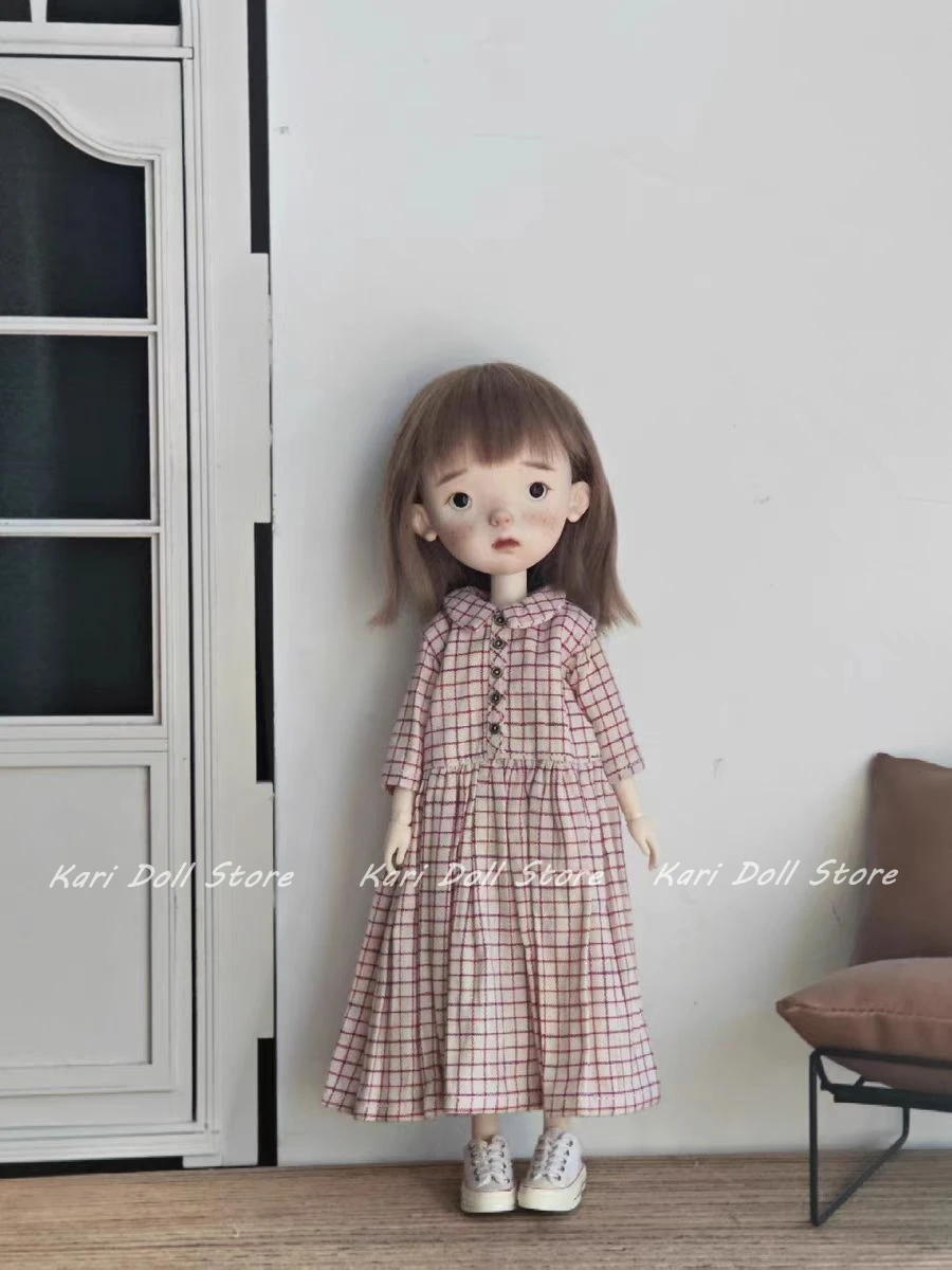 

Комплект одежды и юбок для куклы Kari 2026: платье ручной работы светло-розового цвета в клетку и с черно-белыми полосками для кукол Landazz и Landoudou