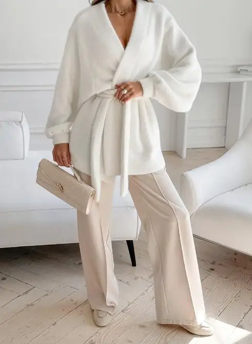 

New Fashion 2025 Casual Autumn Winter Elegant Lazy Style White V-Neck Long Sleeved Lace Up Loose Casual Mid Length Plush Jacket