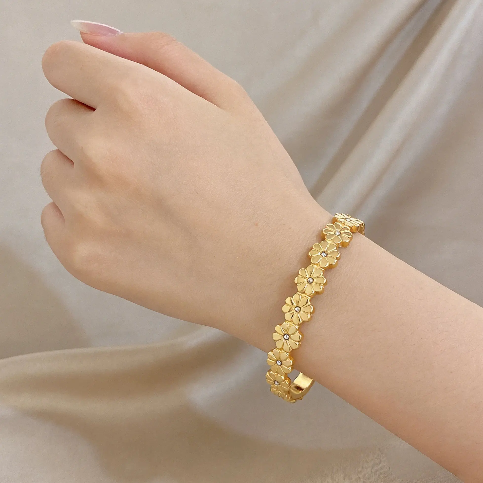 

DODOHAO Romantic Flower Splicing Stainless Steel Bracelet for Women Smooth Waterproof Gold Plated Spring Bangle Casual Jewelry