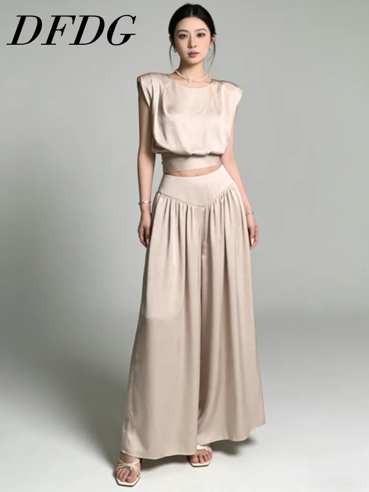 

Женский комплект DFDG Весна-Лето 2026: укороченный топ без рукавов с подплечниками и брюки с высокой талией и широкими штанинами, элегантный атласный комплект