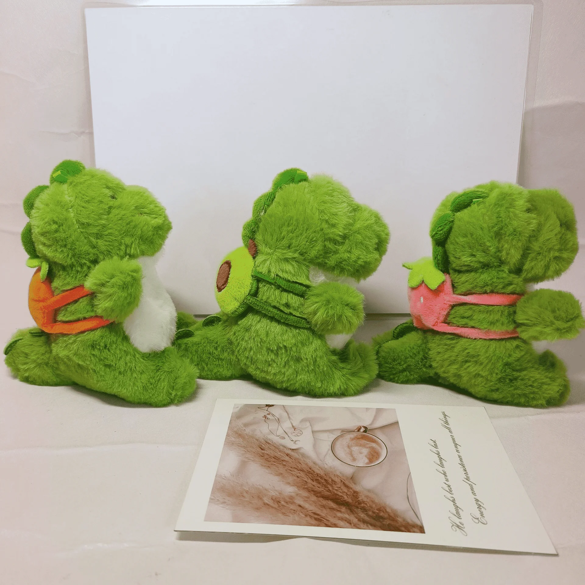 Giocattoli di peluche di dinosauro della scuola per saltare adorabili da 13 cm Un ciondolo di dinosauro di fragola, avocado e carota sui giocattoli posteriori per bambini