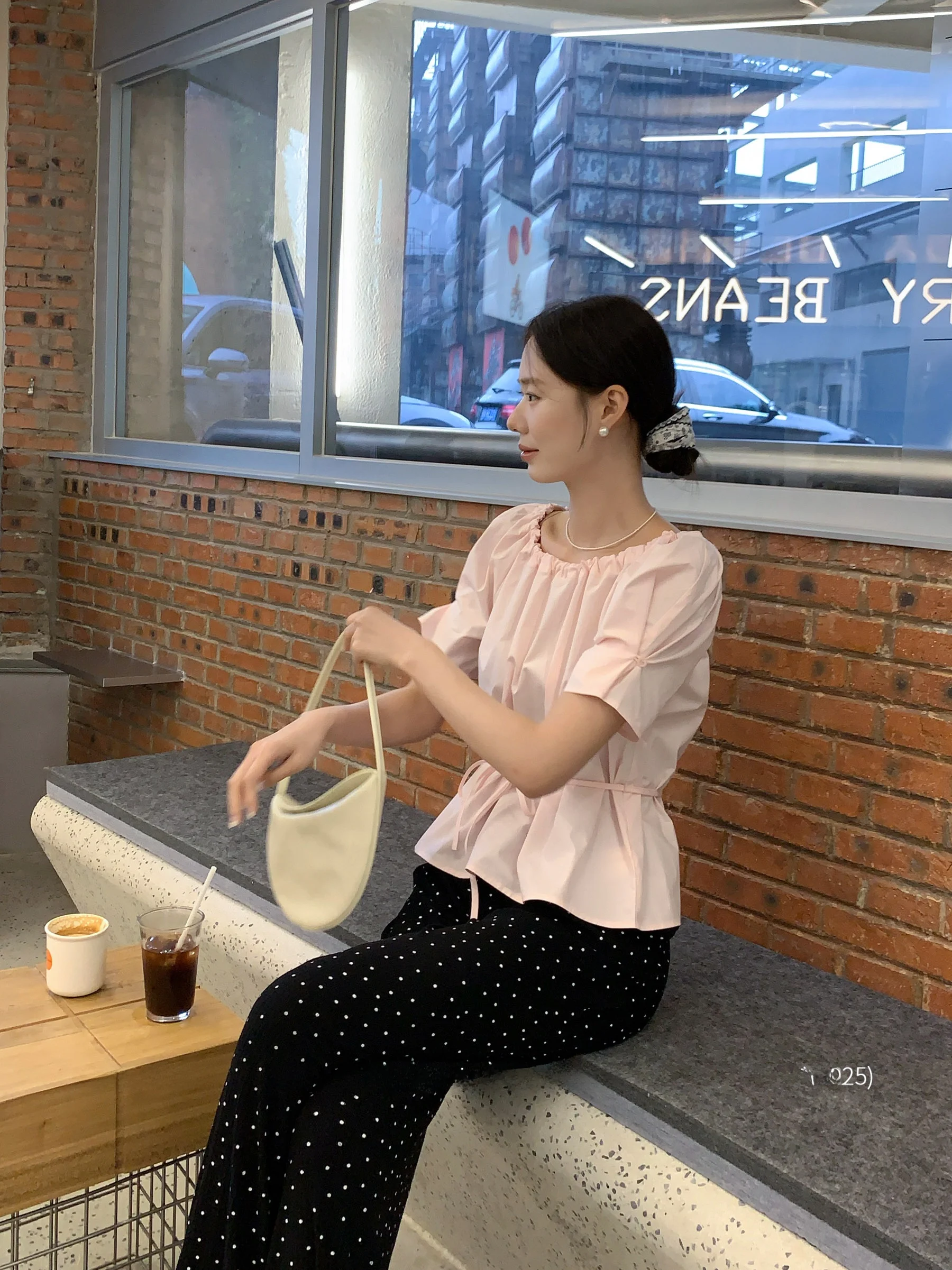 

Модная женская рубашка с тематикой сакуры, на одной пуговице, с поясом и рукавами-фонариками, из хлопка, прямого кроя, цельная.