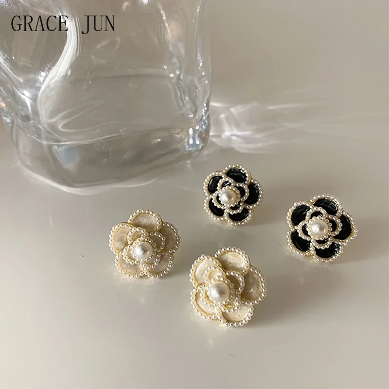 Pendientes con Clip esmaltado y perlas de flor de Camelia, pendientes con forma de flor Retro para mujer, pendientes ligeros de lujo con Clip para la oreja