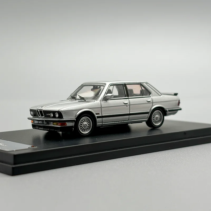 Diecast 1/64 Scale BMW M5 E28 1st Generation Classic SaloonCar Model  Alloy BMW M5 E28 Car Model Collection Ornaments