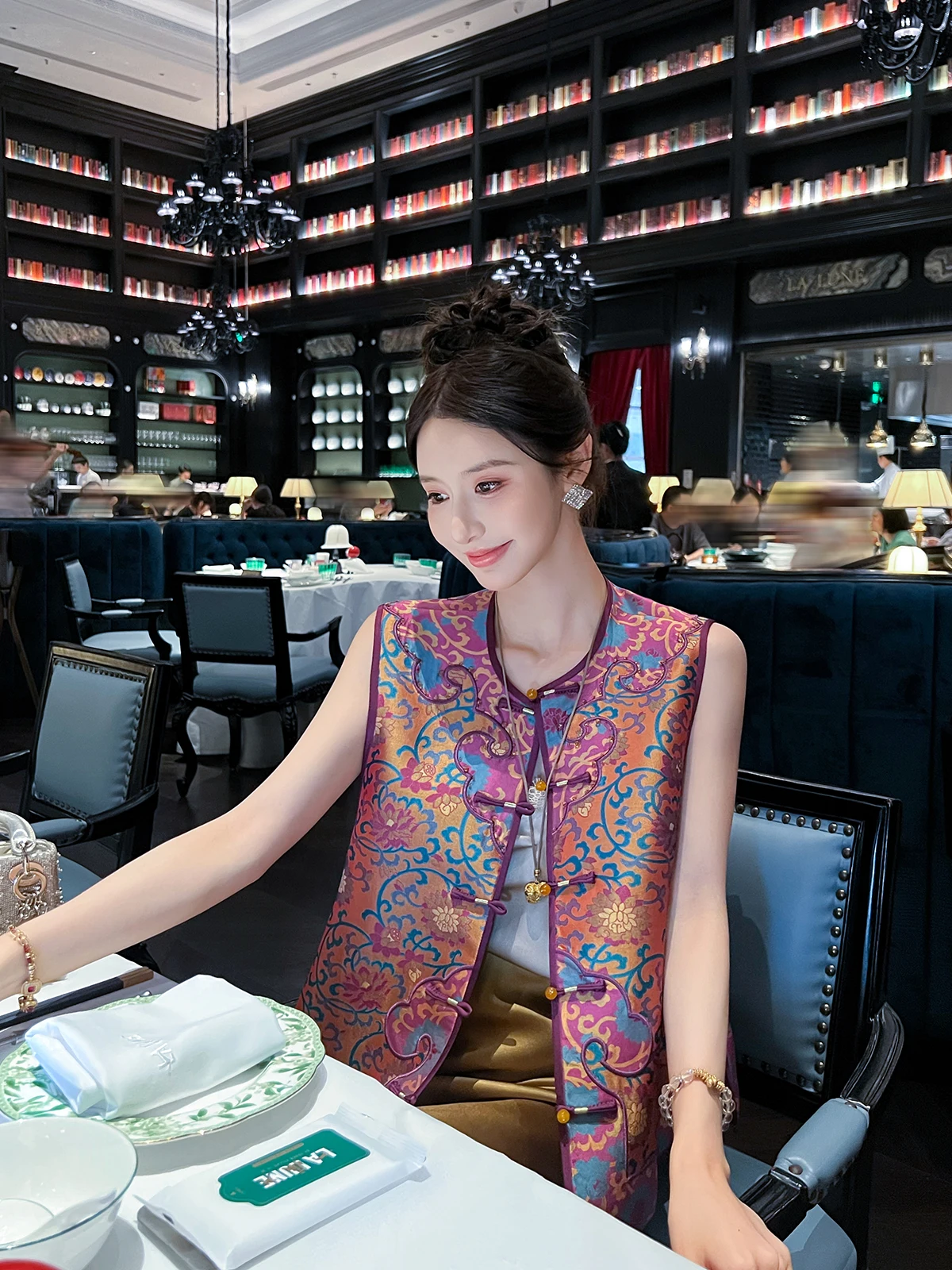 

Новая китайская шелковая вышитая жилетка для женщин, весна-осень, новая модель, с отложным воротником, на одной пуговице, стандартной длины