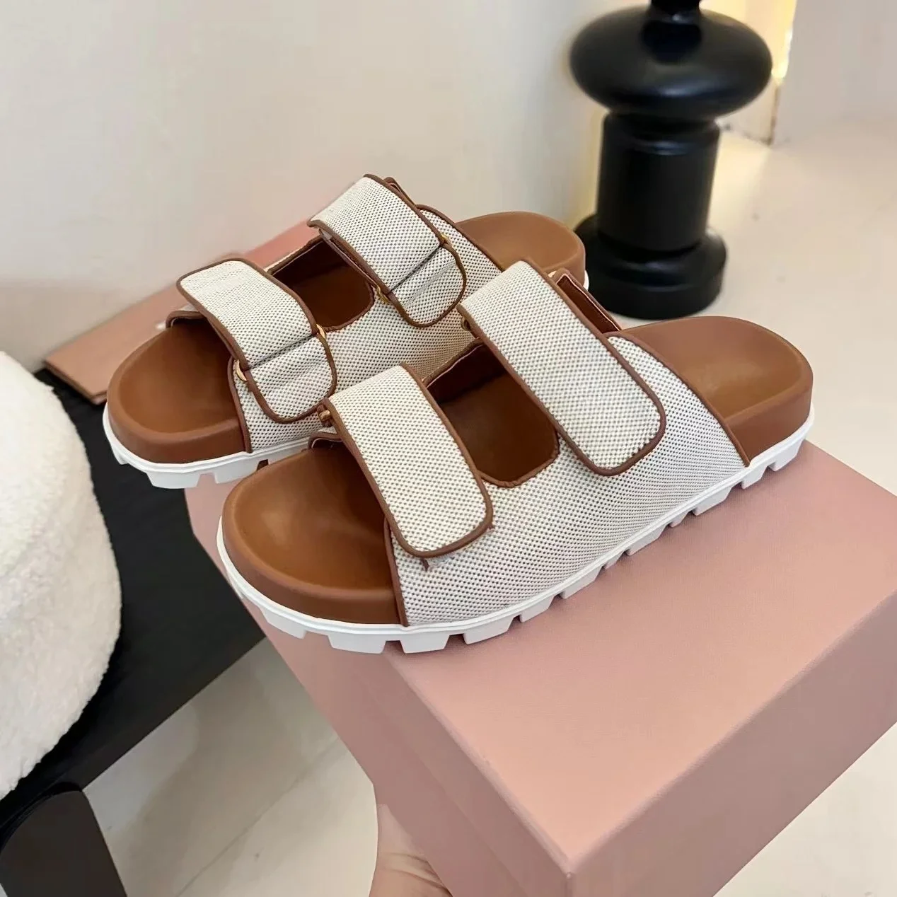 Zapatos de playa de verano para mujer, zapatillas de suela gruesa con punta abierta, cinta mágica, zuecos, alpargatas, Bota femenina, novedad de 2025