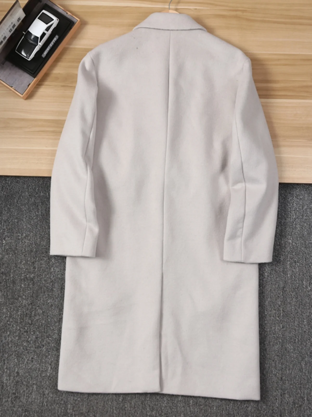 เสื้อโค้ทผู้ชายผ้าวูลผสมคุณภาพสูงสำหรับฤดูหนาว สไตล์คลาสสิกลำลอง ความยาวปานกลาง กระดุมแถวเดียว สไตล์เกาหลี สีพื้นล้วน