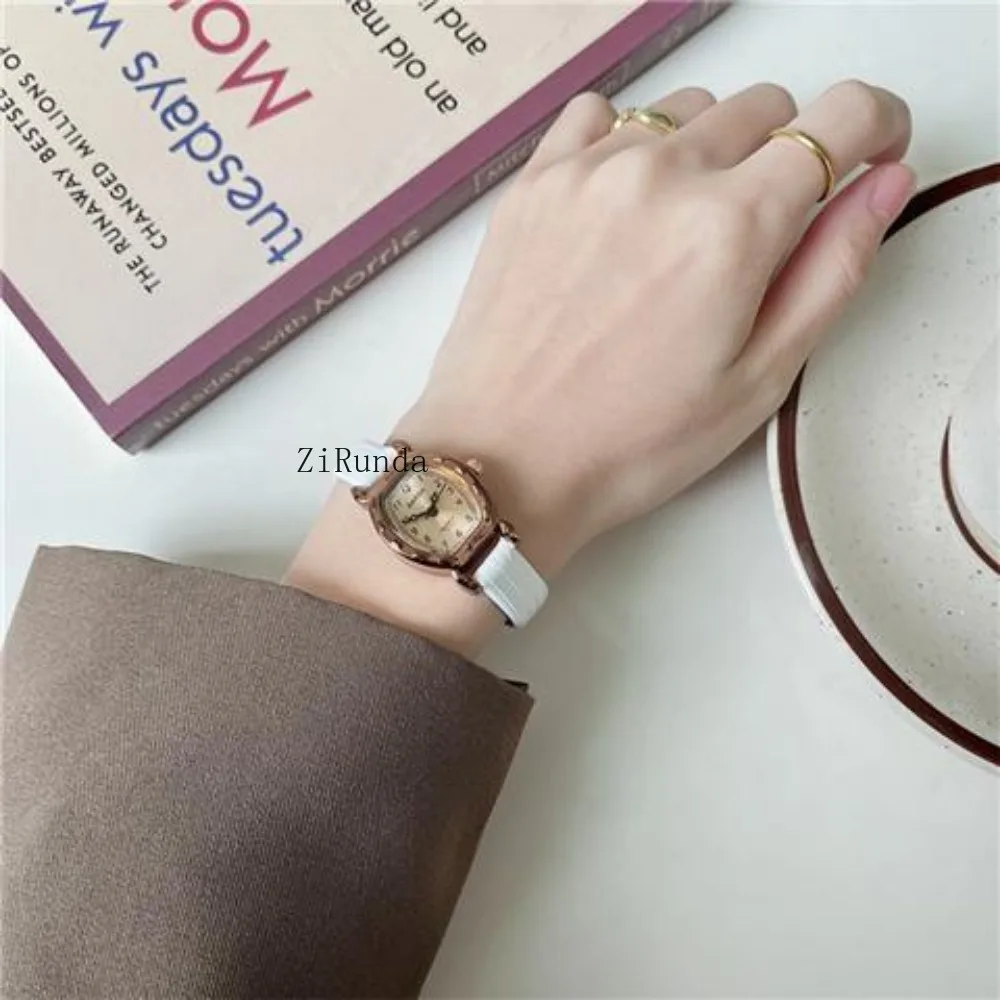 Bekijk een high-end retro-trendhorloge voor dames
