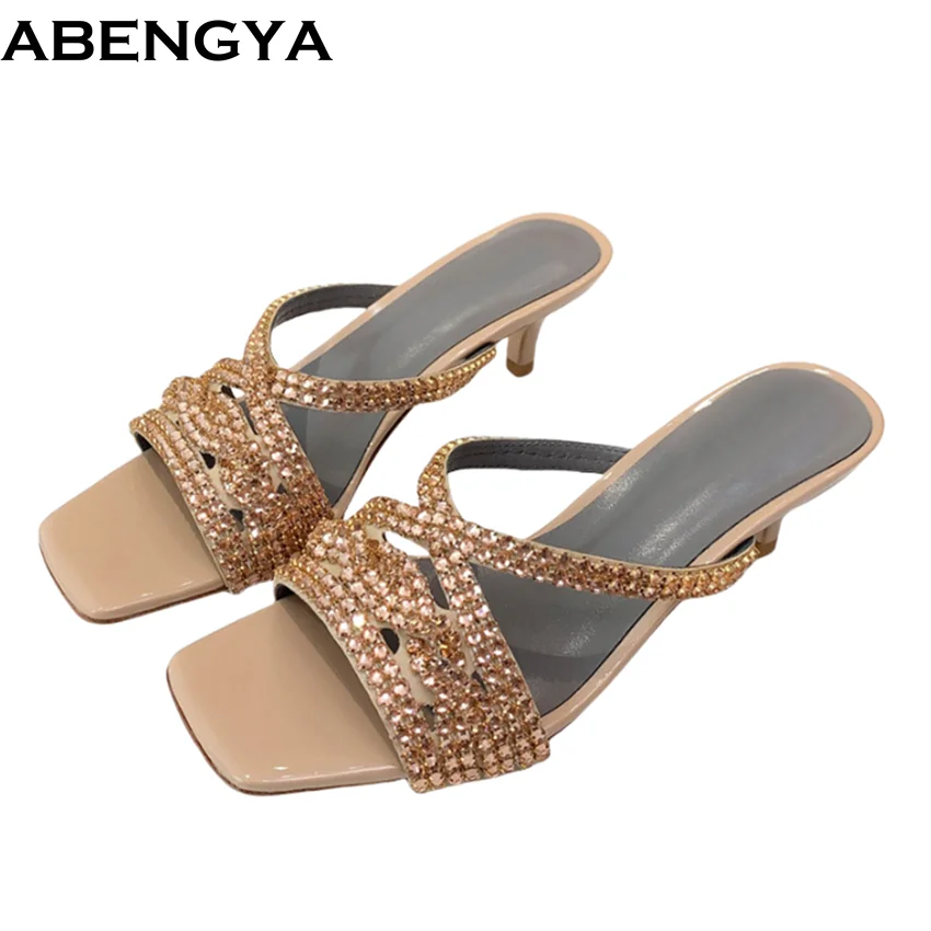

Блестящие шлепанцы с кристаллами, тапочки на каблуке «котенок», женские босоножки на высоком каблуке с квадратным носком, летние модные вечерние модельные тапочки, женские тапочки