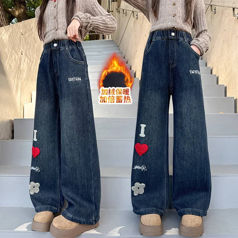 

Джинсы на флисовой подкладке для девочек, осень-зима, новый стиль, детские прямые широкие брюки, модные теплые джинсовые брюки с вышивкой в виде сердца