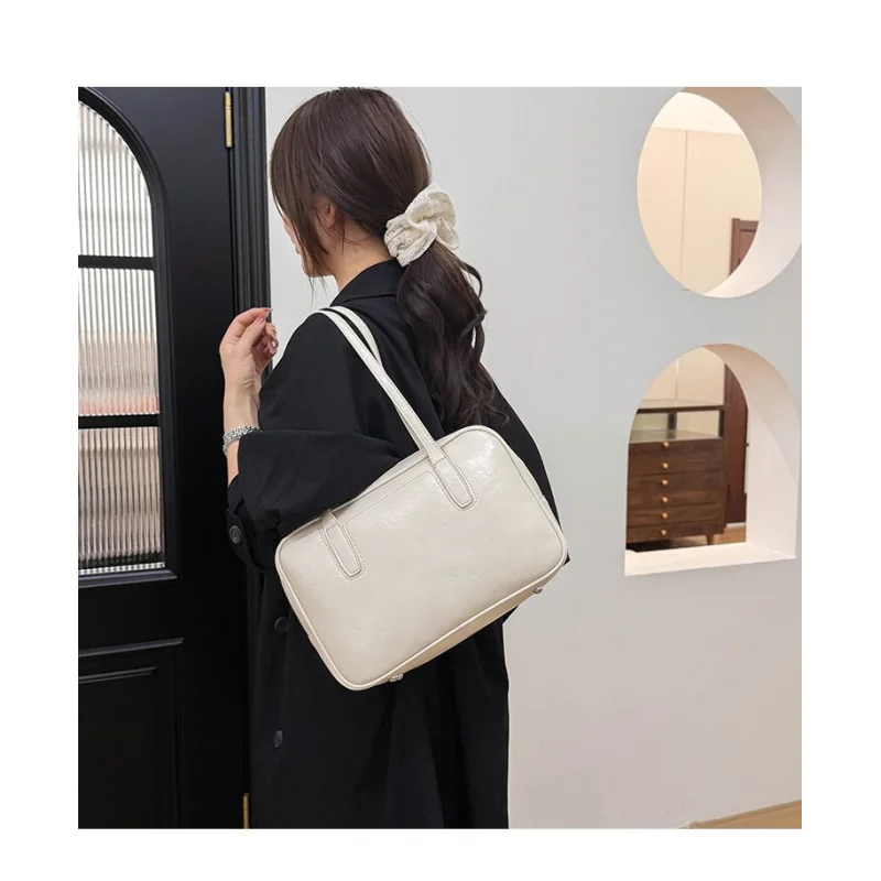 

Elite Ladies Messenger Bag Crafted From Diamond-Dot Leather Featuring Casual Chiang Mai Spacious Soft Daily Refined Look​