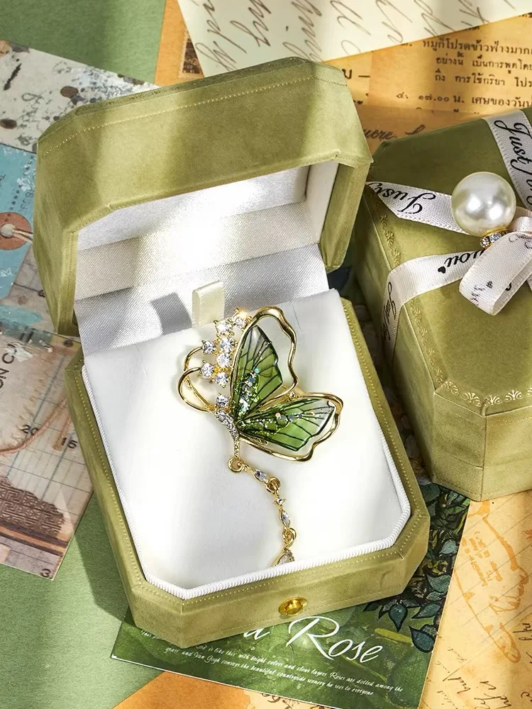 Exquisite Green Crystal Butterfly Brooch for Women Girls Metal Lapel Pins Suit Sweater Badges Jewelry Accessories Gift
