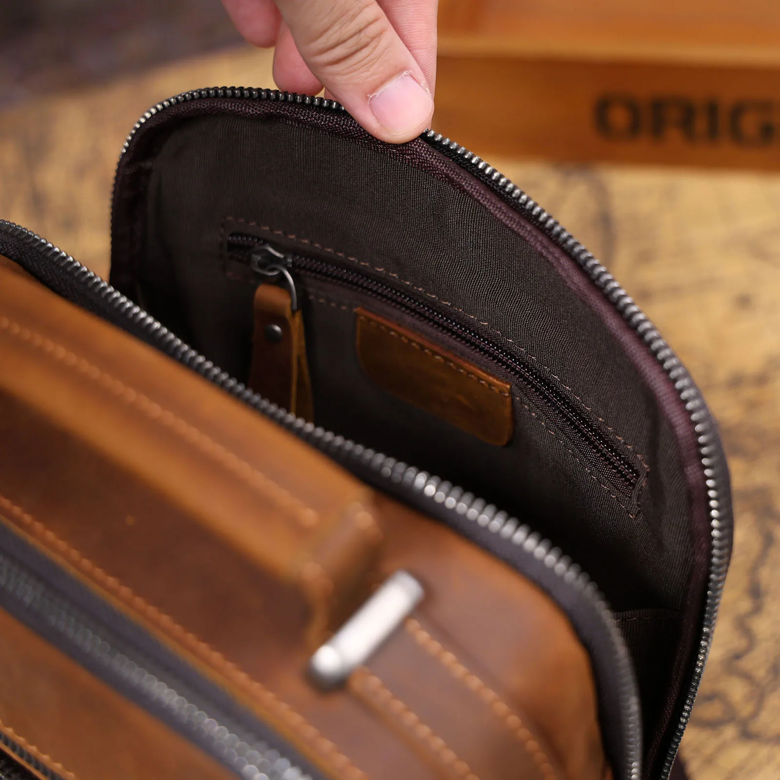 Vintage Herren-Umhängetasche aus Vollnarbenleder | Handgefertigter Messenger aus Used-Leder – Detail 17