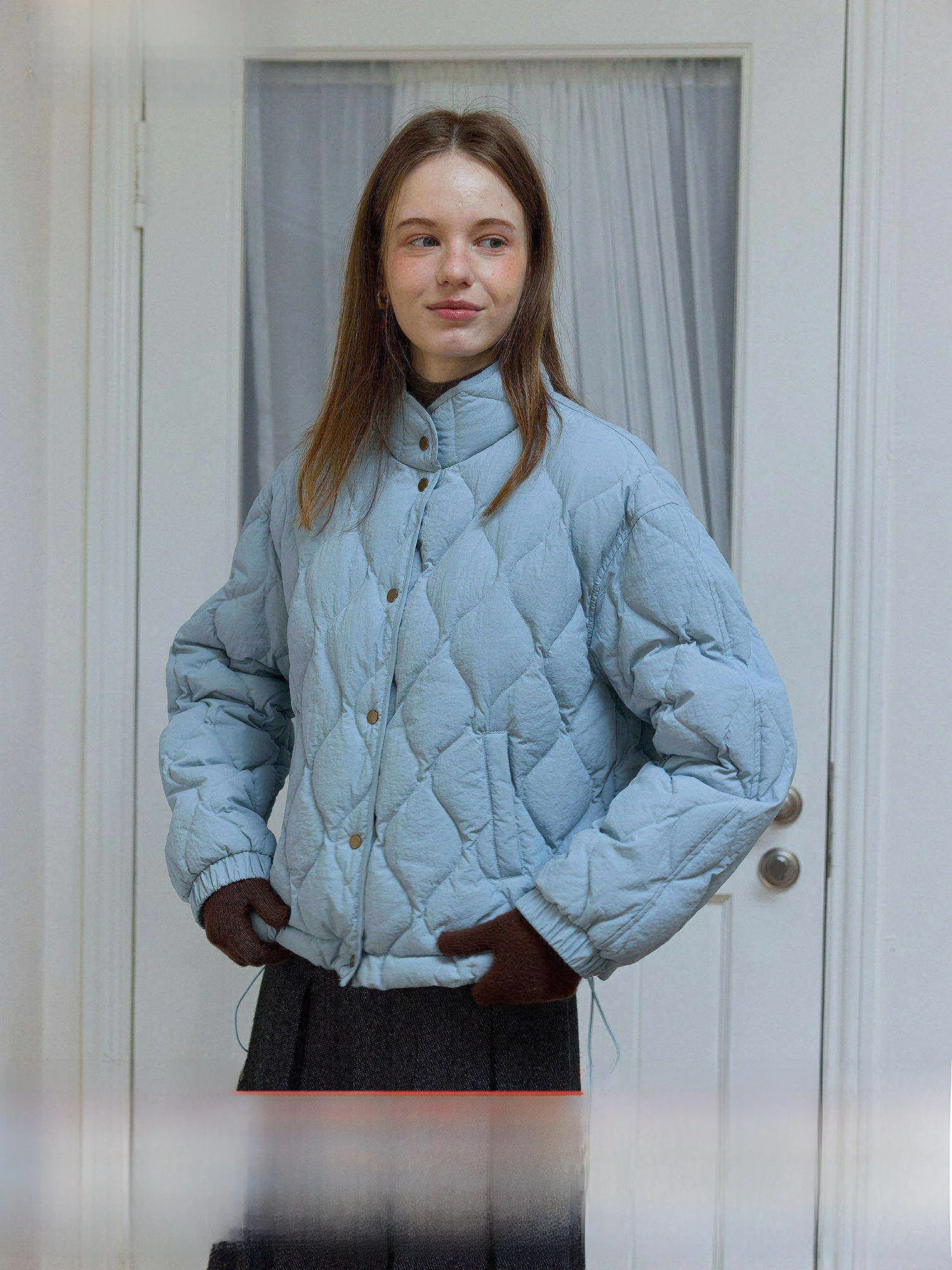 

Новая женская утепленная куртка-пуховик синего цвета с воротником-стойкой, свободного кроя, из белого утиного пуха 90% (Национальный стандарт), осенне-зимняя, в стиле «хлебный пуховик»