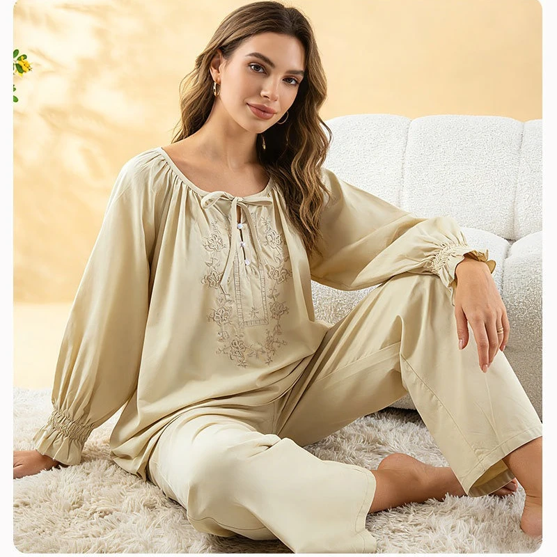 

Женский комплект для дома из мягкой вискозно-хлопковой смеси: элегантный топ с вышивкой и длинными рукавами, дышащие свободные брюки-пижама.