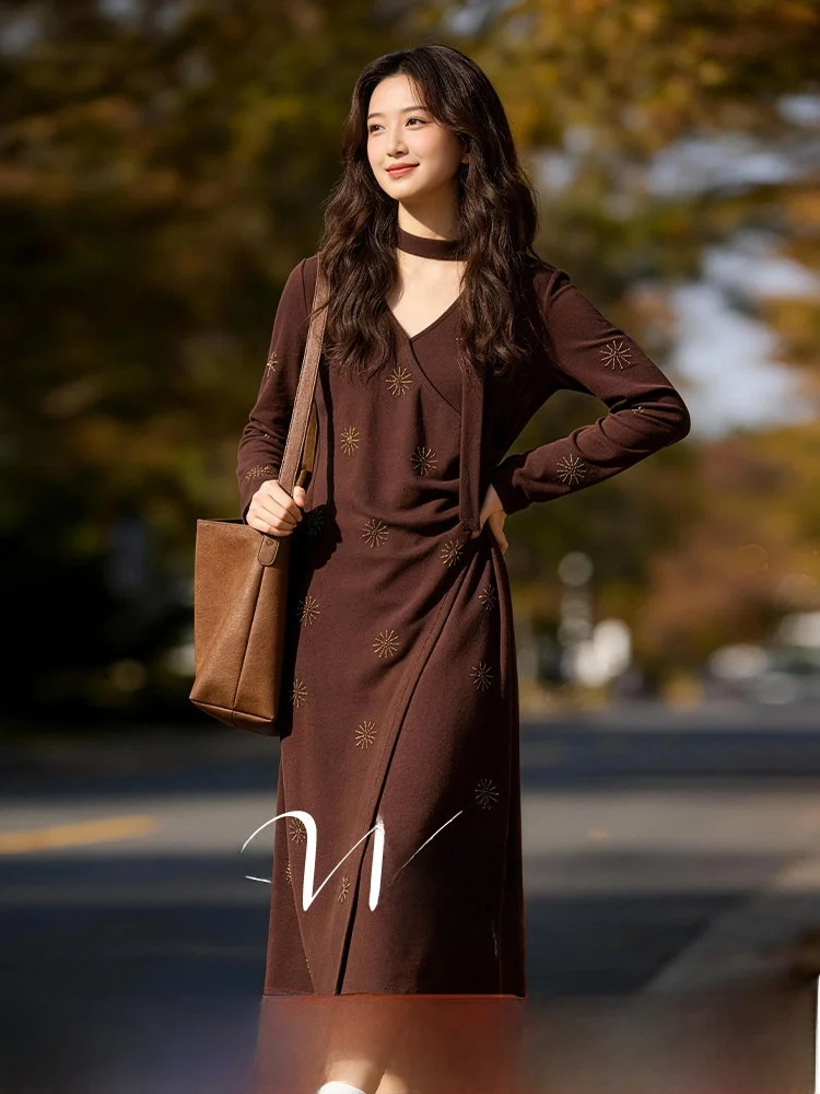 

plus Size Women's Dress V-Neck Slimming Waist Long Sleeve Coffee Color Casual Style Winter New Arrival Five Seasons Home